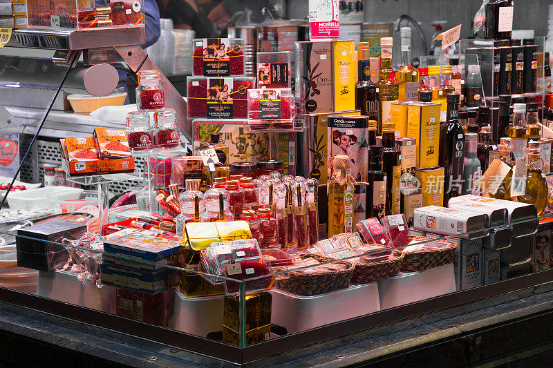 在巴塞罗那著名的La Boqueria市场出售不同的食物纪念品和礼物。